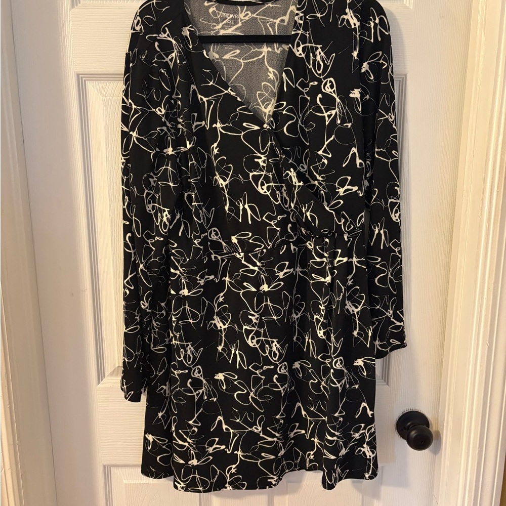 Nine West Black and White Abstract Long Sleeve Dress